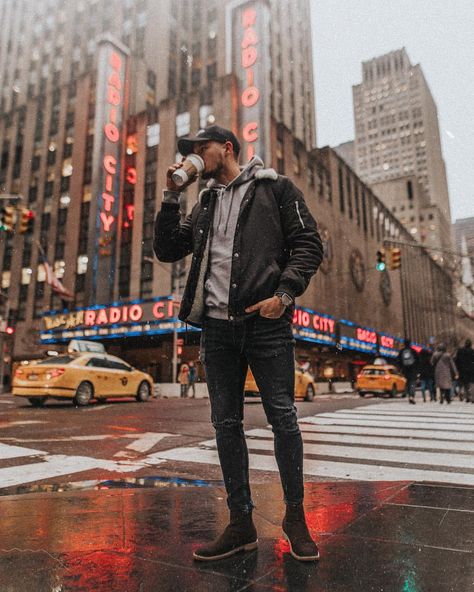 Nyc Outfits Men Winter, New York Portrait Photography, New York Picture Ideas Men, Nyc Photo Ideas Men, Cute City Pictures, Pictures In New York Ideas, Male City Photoshoot, Time Square Photo Ideas, New York Portraits