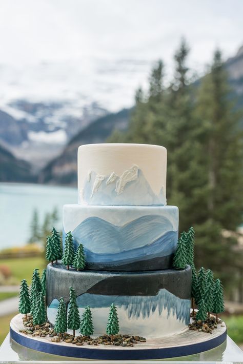 This mountain range cake in the actual mountains. 15 Ridiculously Stunning Nature Cakes That Are Almost Too Perfect To Eat Mountain Wedding Cake, Tårta Design, Nature Cake, Mountain Cake, Nature Inspired Wedding, Cake Trends, Wedding 2024, Grooms Cake, Wedding Cake Designs