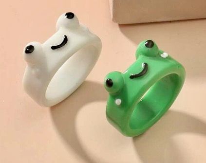 Clay Rings Frogs, Clay Ring Ideas Aesthetic, Cute Clay Rings Aesthetic, How To Make Ring With Clay, Cute Clay Rings Ideas, Clay Crafts Ring, How To Make Clay Rings, Pate Fimo Aesthetic, Diy Pate Fimo