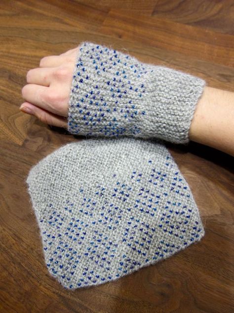 Wrist Warmers Tutorial - simple knitting with beads, knit for beginners. Only need to cast on, bind off and the knit stitch. Perfect present Crochet Hand Warmers, Knitted Wrist Warmer, Bead Knit, Crocheting Ideas, Beginner Knitting Projects, Crochet Fingerless Gloves, Small Projects, Wrist Warmers, Knit Mittens