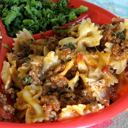 Crock-pot Ravioli Casserole. Pasta takes only about 20 min or less - throw uncooked into crockpot at the end. Added fresh kale at the very end. Big hit! Beef Ravioli, Crockpot Ravioli, Ravioli Casserole, Hamburger Dishes, Chef Boyardee, Resep Pasta, Diner Recept, Stewed Tomatoes, Savory Dishes