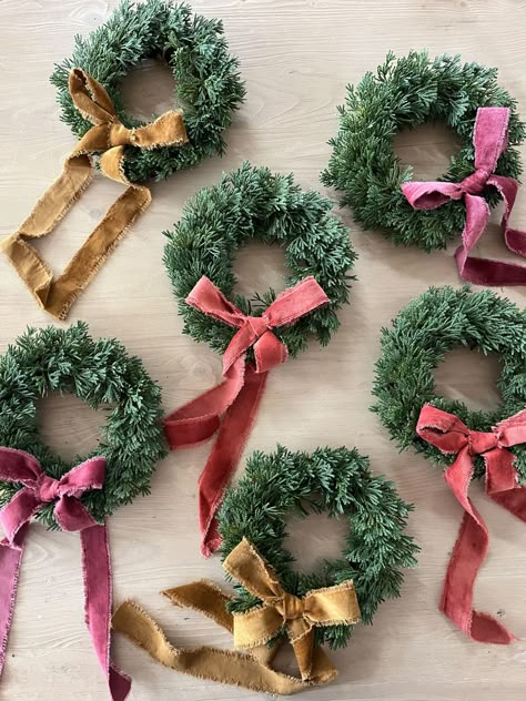 Cheerful Christmas Decor, Anthro Inspired Christmas Diy, Anthropologie Christmas Inspiration, Bright Vintage Christmas, Anthro Christmas Decor, Minimal Christmas Decor Ideas, Anthropologie Christmas Aesthetic, Whimsical Christmas Diy, 2025 Christmas Trends