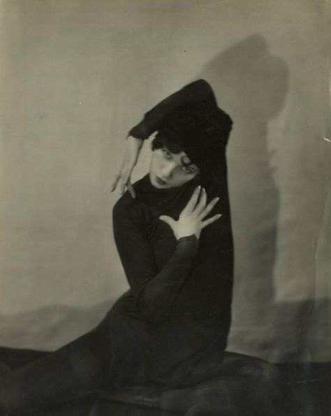 Tilly Losch 1927 Tableaux Vivants, Foto Vintage, Foto Art, Arte Horror, Dance Photography, Foto Inspiration, 인물 사진, White Photo, Art Graphique