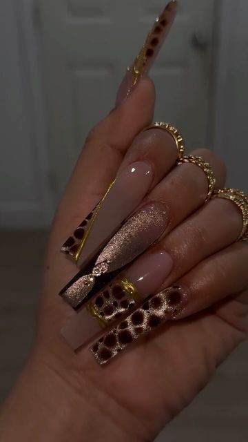 🤍𝐋𝐚𝐬 𝐕𝐞𝐠𝐚𝐬🤍NAILZVAL LLC on Instagram: "Using v-002 from my jelly collection 
3D transparent gel for the gold lines 
Cat eye 25
Diamond topcoat 🤎
All from @nailzvalshop" Gel Cat Eye Nails, Cat Eye Design Nails, Gold Cat Eye Nails, Cat Eye Effect Nails, Cateyes Nails, Olivia Pierson, Fye Nails, Natural Nails Manicure, Glitter Tip Nails