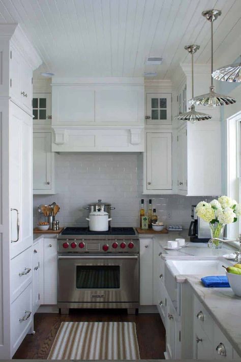 Small Galley Kitchen, Small White Kitchens, Cottage Kitchen Design, Small Cottage Kitchen, Farmhouse Sinks, Galley Kitchens, Farmhouse Kitchens, Kitchen Range Hood, Cozy Spaces