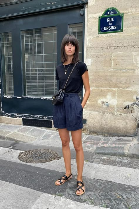 Navy Shorts Outfit, French Summer Outfits, Spring Shorts Outfits, Casual Chic Denim, French Outfits, Look Con Short, Denim Shorts Outfit, French Women Style, Shorts Outfits Women