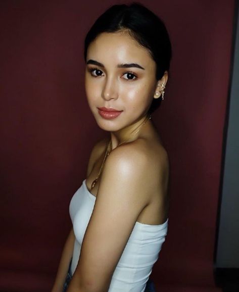 Claudia Barretto Photo: Netizens Say Gretchen Barretto Look-Alike Claudia Barretto, Gretchen Barretto, Yassi Pressman, Young Celebrities, Social Media Followers, Beauty Goals, Flawless Skin, Look Alike, Instagram Account