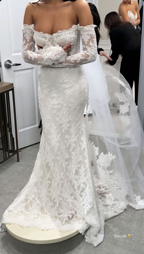 Off Shoulder Wedding Dress, Classy Wedding Dress, Pretty Wedding Dresses, Fancy Wedding Dresses, Makijaż Smokey Eye, Fancy Wedding, White Wedding Dress, Dream Wedding Ideas Dresses, Classy Wedding