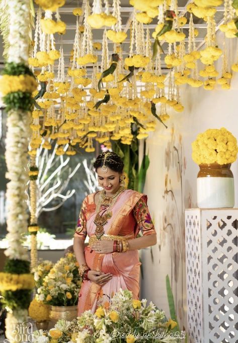 House Warming Outfit Ideas Indian, Indian Baby Shower Outfit For Mom, Traditional Indian Baby Shower Decorations, Srimantham Sarees, Srimantham Decoration At Home, Sreemantham Poses, Srimantham Decoration At Home Simple, Seemantham Poses, Seemantham Saree Ideas