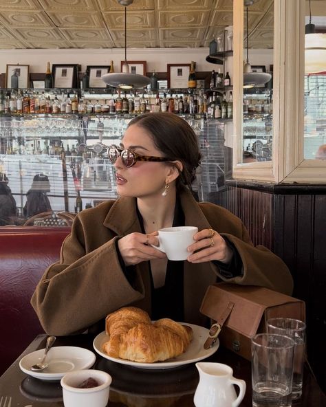 Cafe Pose, Fall Aesthetic Pictures, Corporate Girly, New England Aesthetic, Goal In Life, Cafe Pictures, Herbst Bucket List, Champagne Problems, My Goal In Life