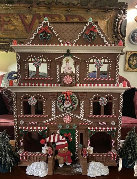 Group Gingerbread House Making, Plastic Dollhouse Makeover Diy, Gingerbread Dollhouse Makeover, Christmas Dollhouse Makeover, Dollhouse Gingerbread House Diy, Gingerbread Dollhouse Diy, Plastic Dollhouse Makeover, Doll House Haunted House, Christmas Dollhouse Diy