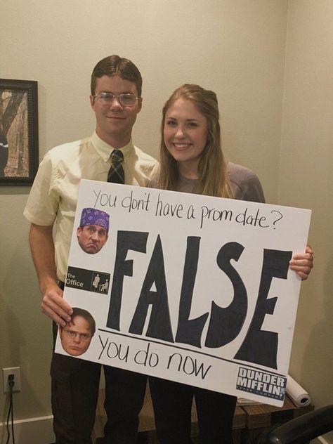 IF THIS ISNT HOW MY PROMPOSAL IS I WILL SCREAM!! Book Prom Proposal, The Office Proposal, The Office Promposal Ideas, The Office Promposal, Book Promposal, Prom Board Ideas, Prom Memes, Funny Proposal, Cute Promposals