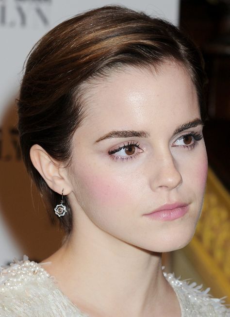 Emma Watson Flushed Cheeks, Tightline&Mascara, Blush Lips - (perfect brows obvs) Emma Watson Makeup, Pale Skin Makeup, Fair Skin Makeup, Glow Skin, Braut Make-up, 짧은 머리, Bridesmaid Hairstyles, Pale Skin, Fair Skin