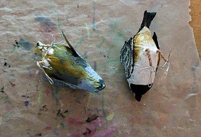 Tutorial for how to make Paper Mache Birds... great how to. Diy Paper Birds, Paper Mache Birds, Real Birds, Paper Mache Projects, Making Paper Mache, Paper Mache Animals, Paper Mache Clay, Paper Mache Art, Paper Mache Crafts