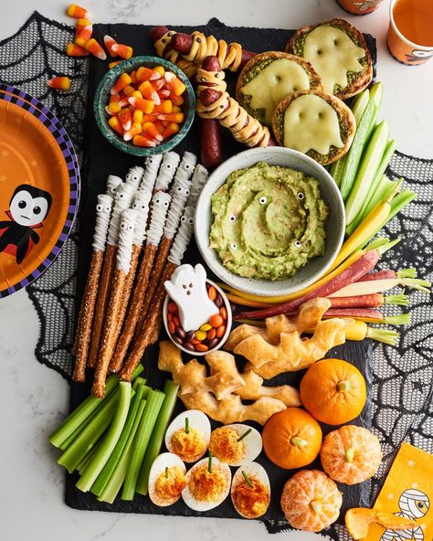 Here's How to Make a Halloween Snack Board | Kitchn Halloween Snack Board, Snack Halloween, Easy Homemade Snacks, Halloween Punch, Spooky Snacks, Halloween Foods, Halloween Snack, Filling Snacks, Bonbon Halloween