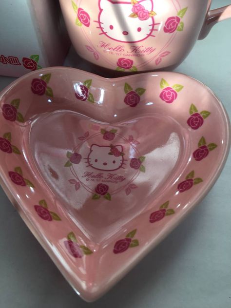 Pottery Hello Kitty, Hello Kitty Room Accessories, Hello Kitty Plates, Hello Kitty Ceramic Ideas, Hello Kitty Pottery Painting, Hello Kitty Bowl, Hello Kitty Ash Tray, Hello Kitty Home Decor, Hello Kitty Pottery