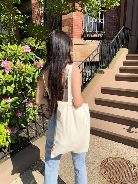 Plain dous tote bag with cute summer outfit. Plain white tank top and blue jeans. Tote Bag Style Outfit, Plain Tote Bag, Cloth Tote Bags, Plain Tote, Korean Bag, Tote Bag Outfit, Desain Tote Bag, Cute Summer Outfit, Outfit Korean