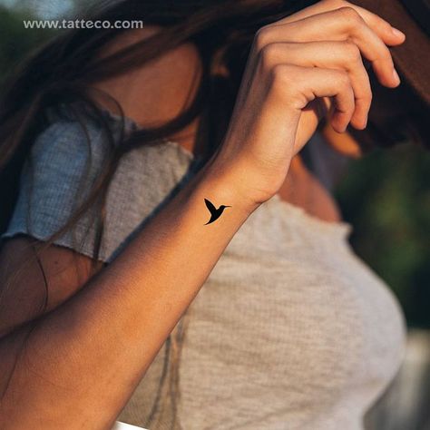 Hummingbird Tattoo Black, Hummingbird Tattoo Meaning, Hummingbird Tattoos, Small Hummingbird Tattoo, Tiny Bird Tattoos, Vogel Tattoo, Tattoo Diy, Pretty Tattoos For Women, Hummingbird Tattoo