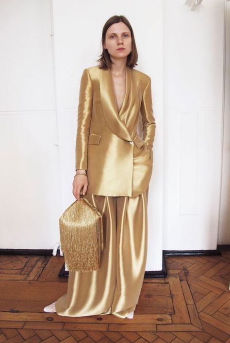 Suits Office, Kids Fashion Show, Wedding Tuxedo, Women Suits, Woman Suit Fashion, Mode Chic, Office Set, Fashion Blogger Style, Gold Silk