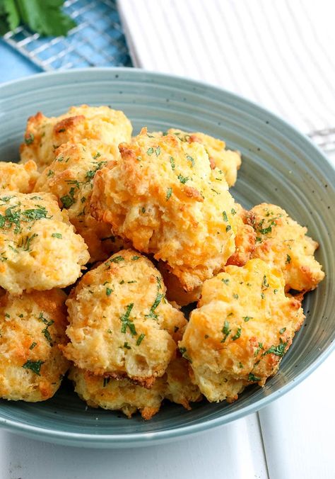 Cheesy Drop Biscuits, Garlic Biscuits Easy Bisquick, Red Lobster Biscuits With Bisquick, Cheddar Bay Biscuits Bisquick, Bisquick Bread, Red Lobster Cheddar Bay Biscuits Recipe, Cheddar Bay Biscuits Recipe, Garlic Cheese Biscuits, Bisquick Biscuits