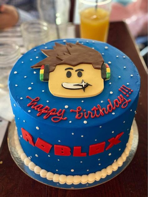 Roblox Cake Design Ideas, Roblox Birthday Party Cake, Roblox Birthday Cake Diy, Roadblox Birthday Cakes, Cakes For 10th Birthday Boy, Roblox Bday Cake, Roblox Cake Buttercream, Birthday Cake 8 Boy, Easy Roblox Cake