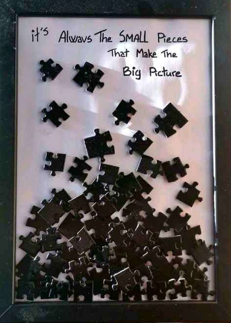 Framed Puzzle, Puzzle Piece Art, Puzzle Piece Crafts, Making Wreaths, Puzzle Crafts, Puzzle Art, Puzzle Piece, Frame Crafts, Easy Paper Crafts