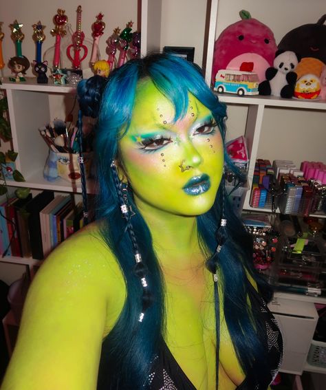 Alien superstars just landed 👽🛸🌟💚 collab with the lovely @babenexttdoor 🫶🏼 . @mehronmakeup paradise AQ pro paint palette + mixing liquid (makes it more transfer proof!) @glisten_cosmetics white spectra base + twilight chroma gloss @kaleidosmakeup limelight epiphany glow liner + agave cloud lab lip clay + black jasmine palette @blendbunnycosmetics blends palette + @donidarkowitz palette @likely.makeup switchblade lashes @getstonned stud pack @onesize gworly pop blush trio @starface . . #... Alien Makeup Women, Space Makeup Alien, Alien Makeup Pretty, Alien Makeup Looks, Clown Fairy, Fairy Make-up, Alien Cosplay, Alien Superstar, Glisten Cosmetics