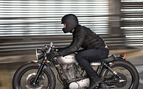 Sr400 Cafe, Ducati Monster 1000, Yamaha Sr400, Vintage Cafe Racer, Мотоциклы Cafe Racers, Moto Cafe, Cafe Racing, Cafe Racer Build, Scrambler Motorcycle