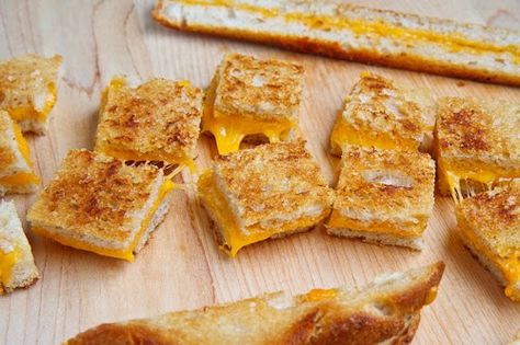 Grilled Cheese Croutons Grilled Cheese Bites, Crispy Grilled Cheese, Grilled Cheese Croutons, Crouton Recipes, Cheese Croutons, Bread Sticks, Grilled Cheese Sandwiches, Winter Comfort Food, Cheese Bites