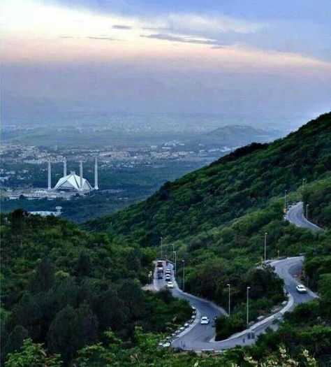 Margalla hills islamabad.Pakistan Margalla Hills, Faisal Mosque, Pakistan Country, Pakistan Images, Pakistan Travel, Tourist Sites, Islamabad Pakistan, Most Beautiful Cities, Beautiful View