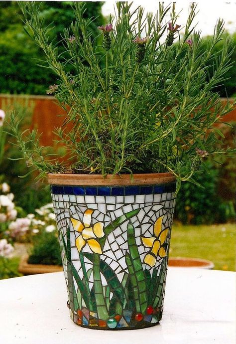 flower Mosaic Garden Ideas, Pot Mosaic, Mexican Flower Pots, Mosaic Plant, Landscape Mosaic, Mosaic Bottles, Mosaic Pot, Mosaic Planters, Mosaic Birdbath