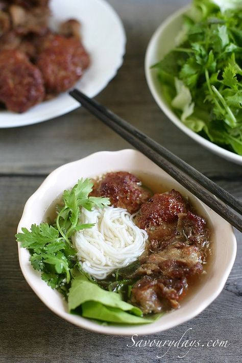 How to make Bún chả (recipe of Vietnamese grilled pork with rice vermicelli noodles) - Rice 'n Flour Thit Nuong Recipe, Vietnamese Breakfast, Cha Recipe, Pork With Rice, Vietnamese Grilled Pork, Vermicelli Recipes, Vietnamese Beef, Vietnamese Street Food, Bun Cha