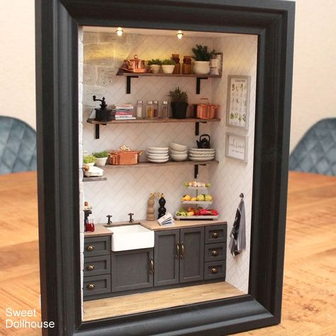 Shadow Box Doll House, Room Boxes Miniature Dioramas, Diorama House, Glass Cloche Decor, Room Box Miniatures, Room Boxes, Doll House Plans, Diy Doll Miniatures, Kitchen Black