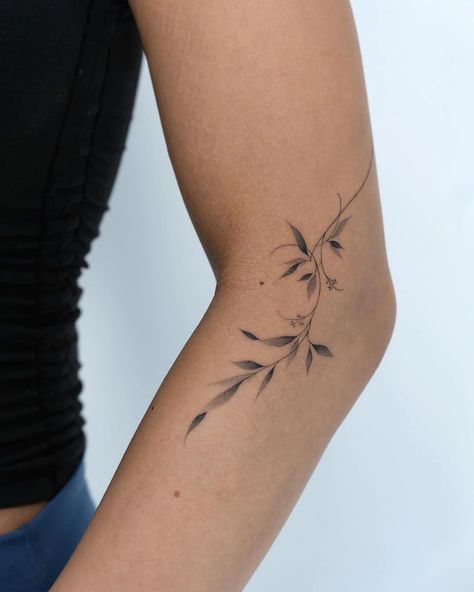 Leaf Bracelet Tattoo, Finger Tattoos For Women, Blatt Tattoos, Tattoo Fixes, Floral Back Tattoos, Simple Arm Tattoos, Playful Art, Horoscope Tattoos, Hand And Finger Tattoos