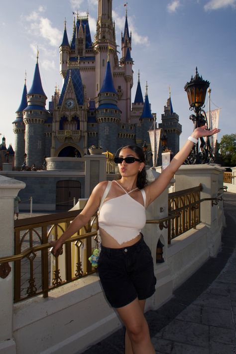 Disney Poses Ideas Magic Kingdom, Posing For Disney Pictures, Disney World Castle Pictures, Disney Magic Kingdom Photo Ideas, Disney World Lockscreen, Magic Kingdom Poses, Disney Magic Kingdom Pictures, Magic Kingdom Instagram Pictures, Disney Paris Photo Ideas