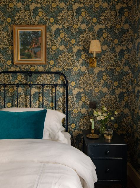 17 William Morris wallpaper and fabric design ideas from the House & Garden archive | House & Garden Charlotte Boundy, Soho House Barcelona, Oval Room Blue, William Morris Wallpaper, English Interior, British Interior, Iron Bed Frame, Morris Wallpapers, Victorian Pattern