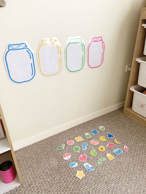 Hands on activity for toddlers to match coloured objects with the same coloured jar. Includes: * 11 laminated coloured paper jars with velcro * 66 coloured paper objects with velcro  You can use Blu-Tack to put printed jars on the wall, or use on a table or the floor. Preschool Activity Board, Color Party Activities, Matching Color Activities, Toddler Window Activity, Color Theme Toddler Activities, Learning Toddler Activities, 2 Year Toddler Activities, Age 2-3 Learning Activities, Prekindy Activities