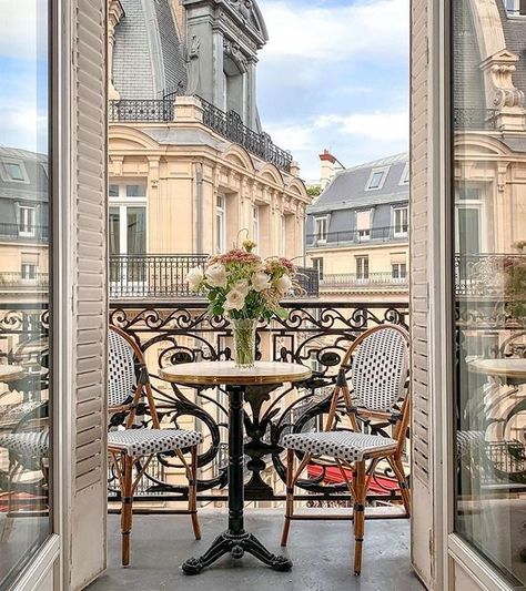 Small Parisian Apartment, Parisian Chic Interior, Parisian Style Interior, Parisian Style Home, Parisian Balcony, French Balcony, Golden Mirror, Parisian Cafe, Balcony Furniture