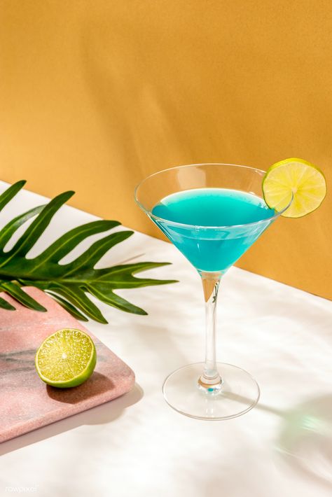 Blue Hawaii Cocktail, Blue Lagoon Cocktail, Summer Drink Cocktails, Lime Drinks, Cocktail Martini, Cocktail Illustration, Tropical Food, Cocktail Photos, Beach Cocktails