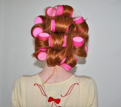 would you sleep in with these rollers in your hair? Sleep inRollers: how to use them Rollers Tutorial, Sleep In Rollers, Hair Rollers Tutorial, Sleep In Hair Rollers, Roller Curls, Overnight Hairstyles, How To Sleep, Long Lasting Curls, Voluminous Hair