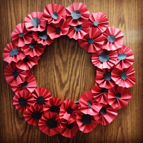 Remembrance Day Poppy Wreath Elementary school art project Remembrance Day Crafts, Paper Plate Poppy Craft, Remembrance Day Quotes, Veterans Day Poppy, Poppy Craft For Kids, Remembrance Day Activities, Remembrance Day Art, Poppy Craft, Crafts For Children