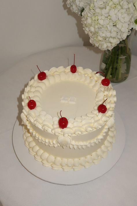 White vintage cake with cherries Vintage Cake Cherries, Old School Cake Design, Cherry Vintage Cake, Pink And White Vintage Cake, Vintage Cakes Birthday Aesthetic, Vintage Cake Round, Vintage Circle Cake, Circle Vintage Cake, White Cake With Cherries