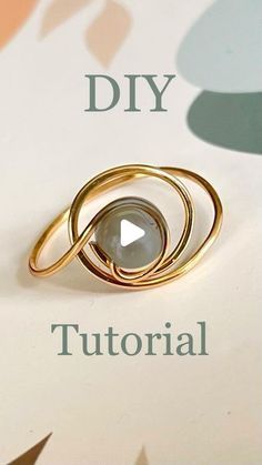 Bead Wire Ring Tutorial, How To Make A Ring Out Of Wire, Cute Wire Rings, Wire Jewelry Diy Tutorial, Copper Jewelry Tutorial, Handmade Rings Tutorial, Earring Making Tutorials, Diy Rings Tutorial, Diy Pearl Jewelry