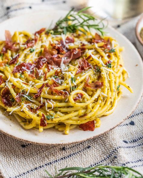 Pesto Carbonara with Crispy Prosciutto - Britney Breaks Bread Pesto Carbonara, Easy Carbonara Sauce, Recipes Using Pesto, Easy Carbonara, Barilla Pesto, Prosciutto Pasta, Prosciutto Recipes, Crispy Prosciutto, Carbonara Sauce