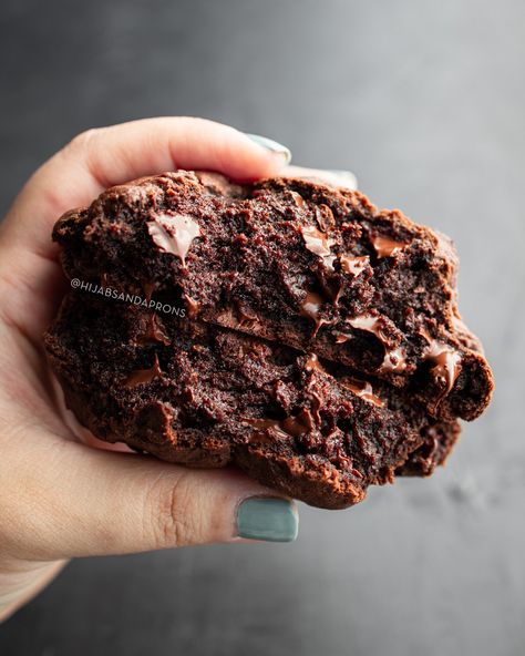 Copycat Recipe for Levain Bakery's Double Chocolate Cookie — Hijabs & Aprons Peanut Butter Chip Recipes, Levain Cookie Recipe, Levain Cookies, Chocolate Chip Walnut Cookies, Dream Bakery, Levain Bakery, Double Chocolate Chip Cookies, Double Chocolate Cookies, Walnut Cookies