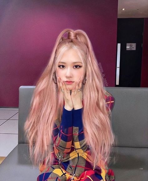 Rose Hair Blackpink, Rosé Blackpink Hairstyle, Rosé Short Hair, Rosa Blackpink, Rose Pink Hair, Chica Cool, Low Bun Hairstyles, Black Pink Background, Hair Bun Tutorial