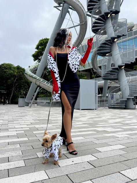 @furofloveusa Halloween Duo Inspiration: Cruella & Dalmatian 🖤 Turn heads this Halloween with a striking idea! Dress your dog as a Dalmatian, and step into the spotlight as Cruella de Vil. It's a villainous and fashionable combo that's sure to make your Halloween memorable. Explore our Pinterest board for costume ideas and DIY tips. 🐾💄 #HalloweenCostumes #CruellaDeVil #DalmatianDog" Cruella Deville And Dog Costume, 101 Dalmations Cruella Deville, Cruella Deville And Puppy Costume, Dalmatian Diy Costume, Cruella Deville Costume With Dog, Cute Cruella Deville Costume, Female Disney Villains Costumes, Plus Size Cruella Deville Costume, Halloween Costume Villain