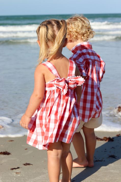 These adorable preppy children's outfits come in vintage pattern of coral check - the perfect toddler outfit for the beach. Preppy Baby Girl Outfits, Toddler Beach Outfit, Kids Beach Outfit, Preppy Baby Girl, Preppy Beach Outfits, Preppy Toddler, Preppy Kids Outfits, Clothes Preppy, Preppy Baby