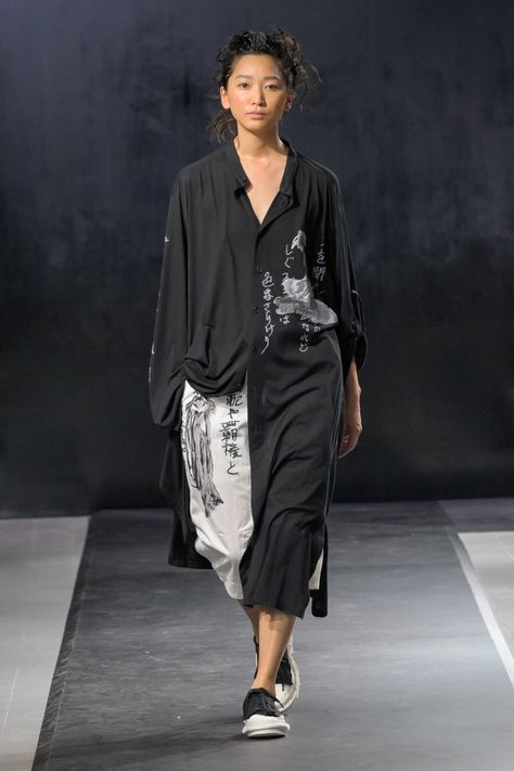 Yohji Yamamoto Spring 2025 Ready-to-Wear Fashion Presentation & Collection Review [PHOTOS] Japanese Fashion Women, Fashion Presentation, Yohji Yamamoto Men, Paris Fashion Week Men, June 2024, Yohji Yamamoto, White Outfits, Japanese Fashion, Paris Fashion