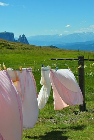 Timbradohb:Streamzoo photo - Vento e sole Blowin' In The Wind, Clothes Hanging, Laundry Drying, Country Women, Washing Line, Drying Clothes, Summer Breeze, Clothes Line, The Grass